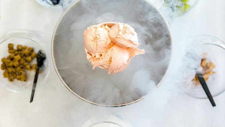 ஒரு முழு ஆரஞ்சை எடுத்து அதன் மேல் பகுதியை மட்டும் கேப் போன்று வெட்டி எடுக்கவும். இப்போது அடிப்பகுதியில் இருக்கம் ஆரஞ்சின் தோல் உடையாமல் முழுவதுமாக நமக்கு வேண்டும்.