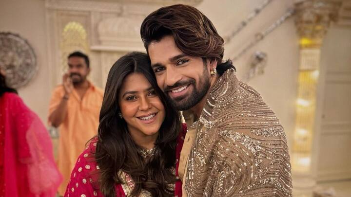 ছবি পোস্ট করলেন অভিনেতা বিশাল সিংহ। পোজ দিলেন একতা কপূর, জিতেন্দ্রর সঙ্গেও।