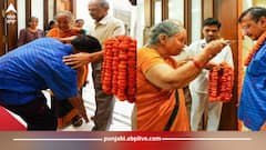 ਘਰ ਪਹੁੰਚਣ 'ਤੇ CM ਕੇਜਰੀਵਾਲ ਦਾ ਹੋਇਆ ਸਵਾਗਤ, ਮਾਤਾ-ਪਿਤਾ ਦੇ ਪੈਰ ਛੂਹ ਲਿਆ ਆਸ਼ੀਰਵਾਦ