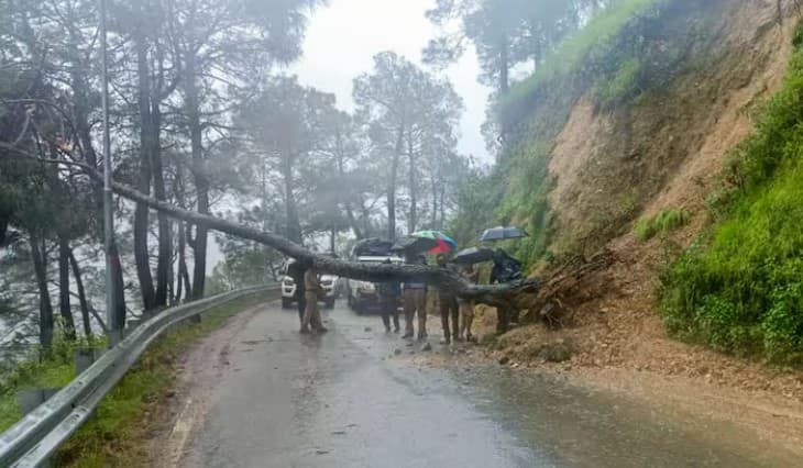 Uttarakhand rain update red alert issued check imd report roads closed and public life disrupted   ઉત્તરાખંડમાં ભારે વરસાદને કારણે રેડ એલર્ટ, રસ્તાઓ બંધ અને જન જીવન અસ્ત-વ્યસ્ત 