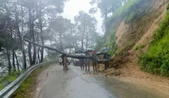 ઉત્તરાખંડમાં ભારે વરસાદને કારણે રેડ એલર્ટ, રસ્તાઓ બંધ અને જન જીવન અસ્ત-વ્યસ્ત 