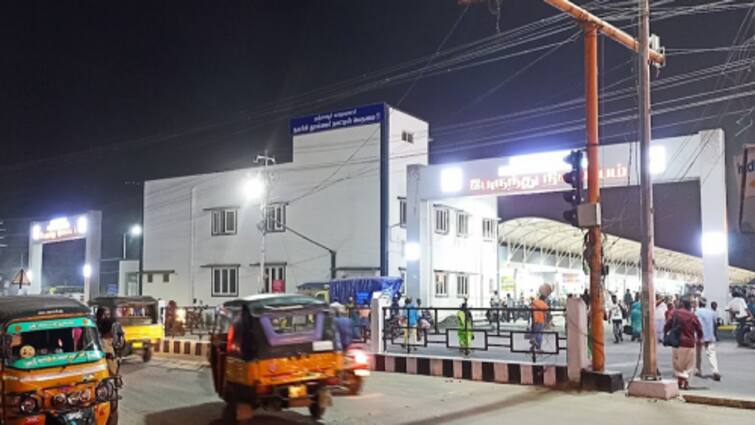 Thanjavur news Tanjore old bus stand very bad smell peolple want take action - TNN ரைட்டுல நாற்றம்... சைடுல நாற்றம்: என்னன்னு பார்த்து சரி செய்யுங்கப்பா?: தஞ்சை பழைய பஸ் ஸ்டாண்டின் அவலம்