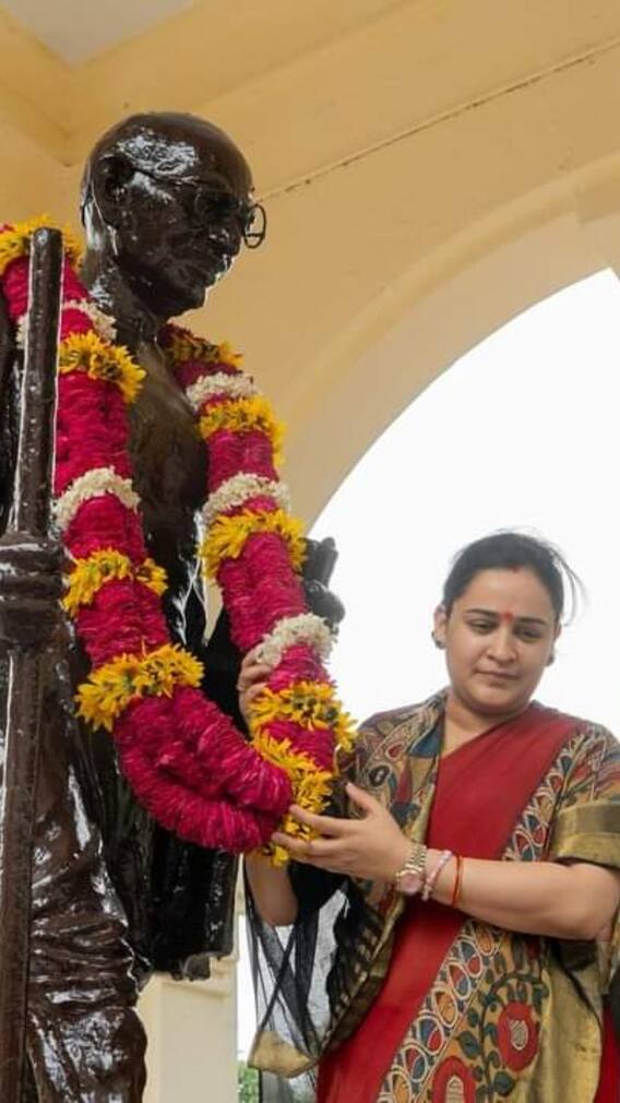 अपर्णा यादव के पास कौन-कौन सी डिग्री?