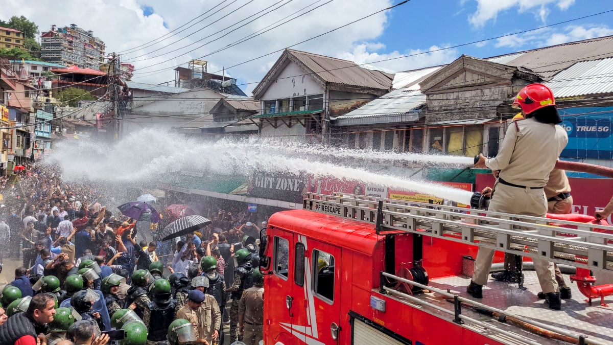 Mandi Protest against illegal construction in mosque police use water cannon IN Himachal Mandi Mosque Row: हिंदू संगठनों के विरोध के बीच मंडी की मस्जिद को नगर निगम का नोटिस, '30 दिनों के भीतर...'