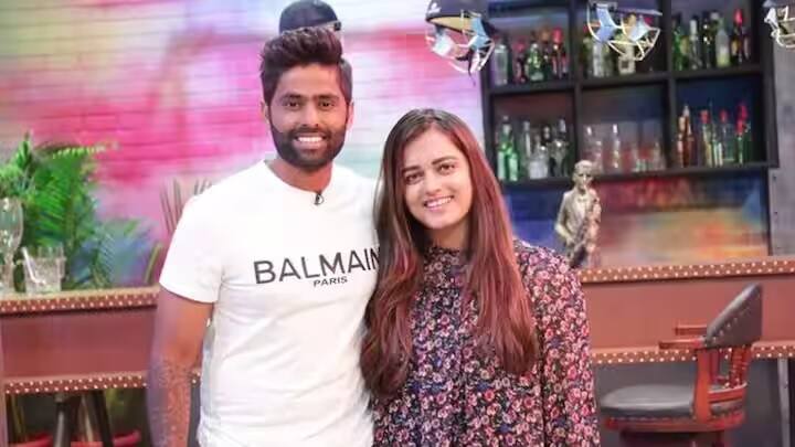 સૂર્યકુમાર યાદવે વર્ષ 2016માં દેવીશા શેટ્ટી નામની મહિલા સાથે લગ્ન કર્યા હતા. દેવીશા ડાન્સ શીખી છે અને વ્યવસાયે ડાન્સ કોચ છે. તે 2010માં કોલેજના એક કાર્યક્રમમાં સૂર્યકુમારને પહેલીવાર મળી હતી.