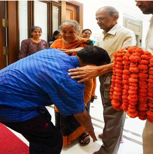 ਦਿੱਲੀ ਦੇ ਮੁੱਖ ਮੰਤਰੀ ਅਰਵਿੰਦ ਕੇਜਰੀਵਾਲ ਨੂੰ ਕਥਿਤ ਸ਼ਰਾਬ ਘੁਟਾਲੇ ਨਾਲ ਸਬੰਧਤ ਮਾਮਲੇ ਵਿੱਚ ਸੁਪਰੀਮ ਕੋਰਟ ਨੇ ਜ਼ਮਾਨਤ ਦੇ ਦਿੱਤੀ ਸੀ, ਜਿਸ ਤੋਂ ਬਾਅਦ ਸੀਐਮ ਕੇਜਰੀਵਾਲ ਸ਼ੁੱਕਰਵਾਰ ਨੂੰ ਤਿਹਾੜ ਜੇਲ੍ਹ ਤੋਂ ਬਾਹਰ ਆ ਗਏ।