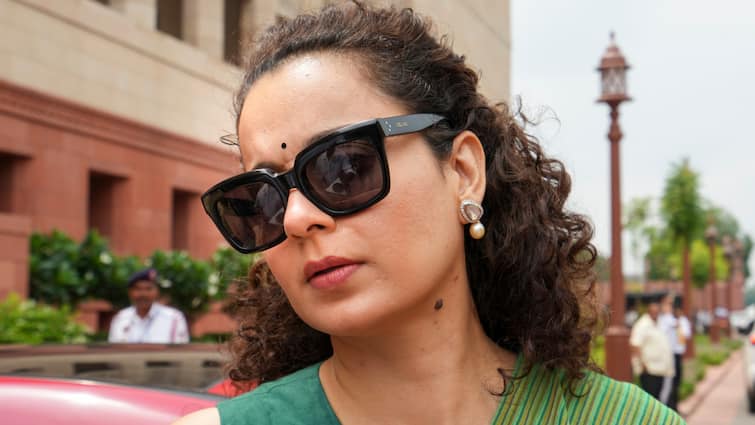 BJP MP Kangana Ranaut Sedition case filed in Agra Court For Framer Statement ann बीजेपी सांसद कंगना रनौत की बढ़ सकती हैं मुश्किलें, कोर्ट में राष्ट्रद्रोह का मुकदमा दायर