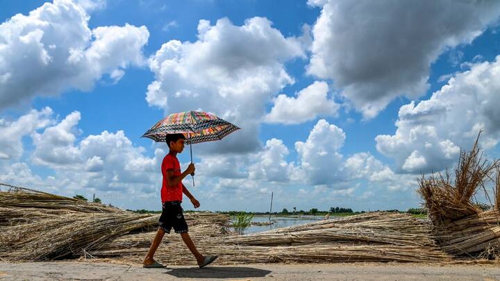 ভাদ্রের আকাশে ফের দুর্যোগের ঘনঘটা। সকাল থেকেই মুখভার বাংলার আকাশের। সপ্তাহান্তে একাধিক জেলায় রয়েছে প্রবল বর্ষণের আশঙ্কা।