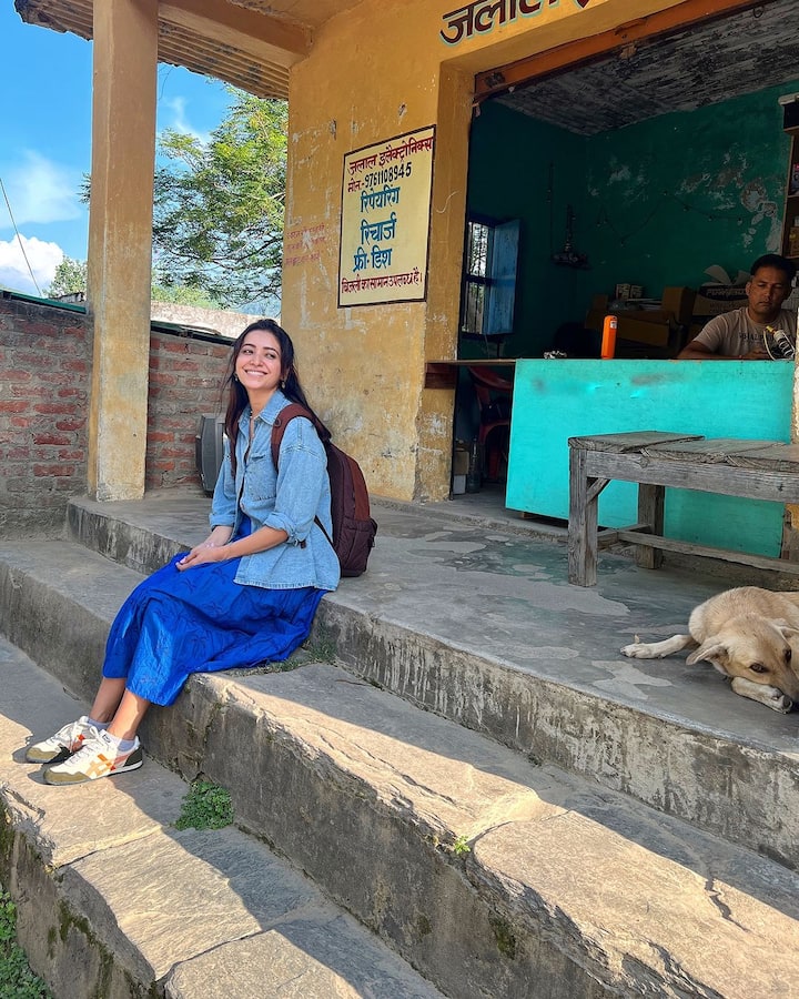 आशा नेगी ने पहाड़ियों में अपनी सहजता की झलकियाँ साझा कीं एक स्पष्ट शॉट में उसकी दीप्तिमान मुस्कान कैद हो जाती है जब वह डेनिम जैकेट के साथ एक आकर्षक नीली पोशाक पहनती है।
