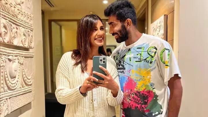 ભારતના ટોચના ફાસ્ટ બોલર જસપ્રિત બુમરાહની પત્ની સંજના ગણેશન, વ્યવસાયે સ્પોર્ટ્સ પ્રસ્તુતકર્તા છે. તેમની પ્રથમ મુલાકાત 2013 IPL સિઝન દરમિયાન થઈ હતી જ્યારે સંજનાએ મેચ પછી તેના ભાવિ પતિનો ઈન્ટરવ્યુ લીધો હતો.