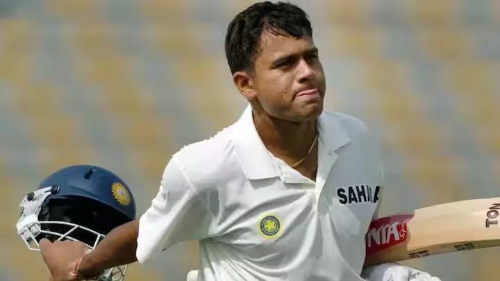 આકાશ ચોપરા યાદીમાં પાંચમા સ્થાને છે. દુલીપ ટ્રોફીની મેચોમાં આકાશ ચોપરાના નામે 1918 રન છે. આ ટૂર્નામેન્ટમાં, 6 સદી ફટકારવા ઉપરાંત, આકાશ ચોપરાએ 8 વખત પચાસ રનનો આંકડો પાર કર્યો.