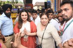 Parineeti Chopra Seeks Blessings At Lalbaugcha Raja Pandal - See Pics