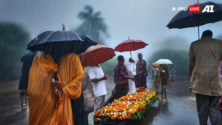 Uttarakhand former soldier funeral delayed due to rains and lake of bridge in village in haldwani ann 1971 की जंग जीती लेकिन सिस्टम से हारा वीर योद्धा, भरी बारिश में ऐसे निकली अंतिम यात्रा