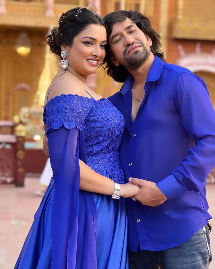 निरहुआ ने बताया था कि एक बार वो आम्रपाली एक फिल्म देखने गए थे. जब फिल्म खत्म हुई तो दोनों रिक्शा पकड़कर ही घर लौटे थे. हालांकि दोनों ने मास्क लगाया हुआ था लेकिन ऐसे में भी रिक्शावाला उन्हें पहचानने की कोशिश कर रहा था.