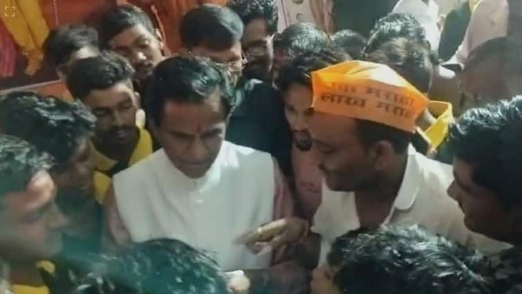 Raosaheb Danve was surrounded by Maratha protesters loud sloganeering Maharashtra Politics Marathi News Raosaheb Danve : रावसाहेब दानवेंना मराठा आंदोलकांनी घेरलं, जोरदार घोषणाबाजी