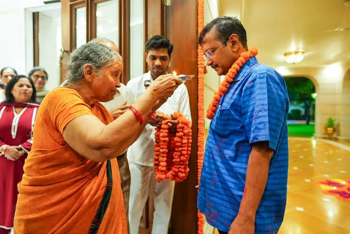 When Arvind Kejriwal reached his home after coming out of jail, his mother performed aarti for Chief Minister Kejriwal. Apart from this, CM Kejriwal took blessings from his father.