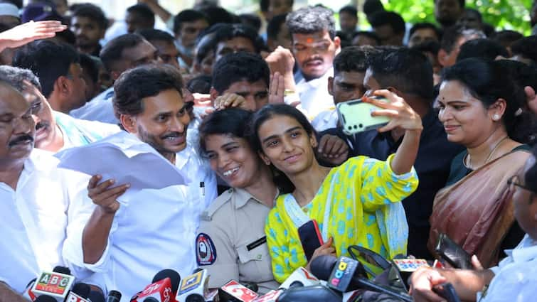 higher officials issued charge memo to woman constable who made selfie with ys jagan YS Jagan: వైఎస్ జగన్‌తో మహిళా కానిస్టేబుల్ సెల్ఫీ - ఛార్జిమెమోకు సిద్ధమైన అధికారులు, కక్ష సాధింపేనంటూ వైసీపీ ఆగ్రహం