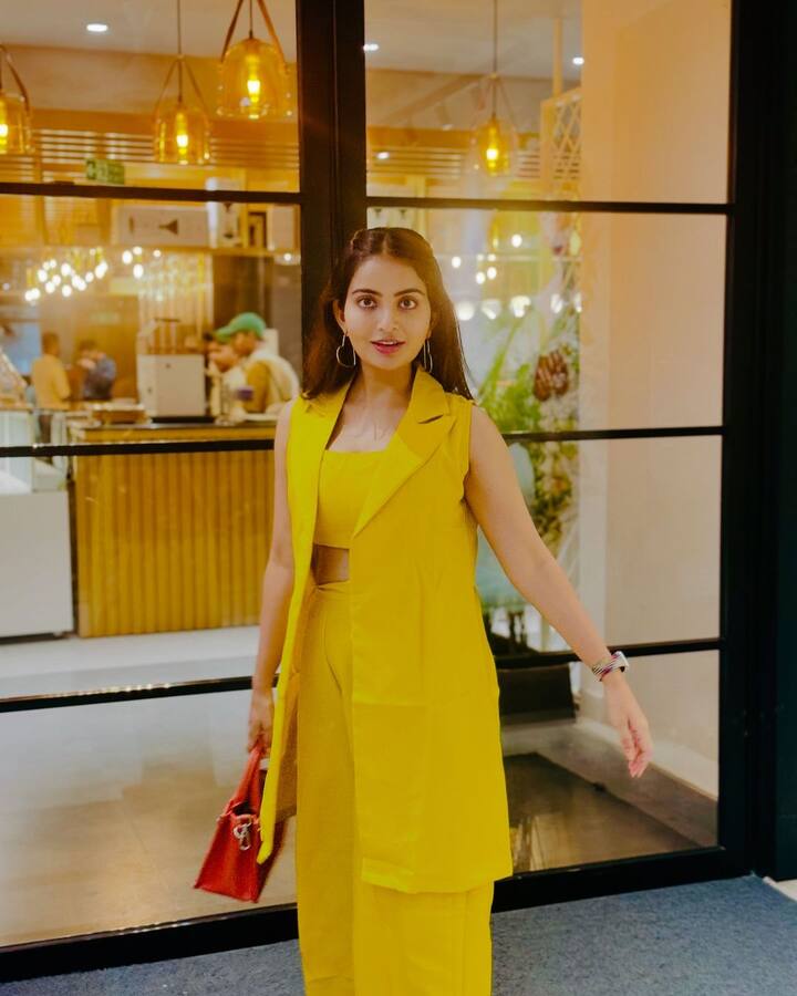 ‘మల్లేశం‘ సినిమాతో ఇండస్ట్రీలోకి అడుగు పెట్టింది. పల్లెటూరి అమ్మాయిగా అమాయకపు పాత్రలో అలరించింది. Photo Credit: Ananya nagalla/Instagram