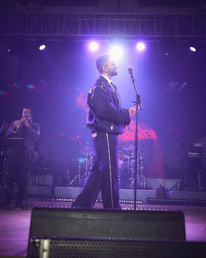 आज आयुष्मान खुराना ने अपने मेहनत के दम पर करोड़ों की संपत्ति हासिल कर ली है. रिपोर्ट्स के अनुसार एक्टर की नेटवर्थ करीब 80 करोड़ के आसपास है.