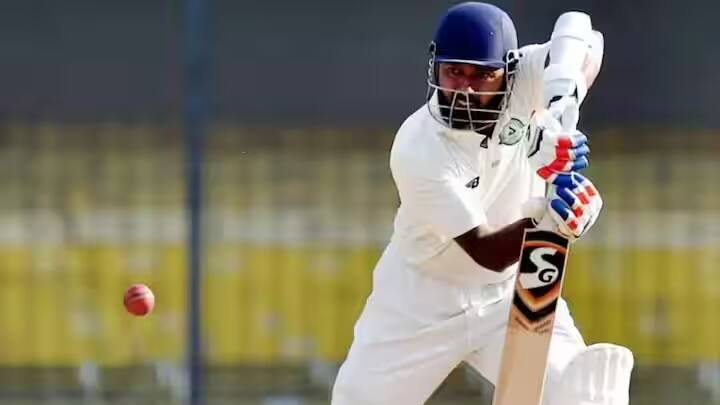 દુલીપ ટ્રોફીના ઈતિહાસમાં સૌથી વધુ રન બનાવનાર બેટ્સમેનોની યાદીમાં વસીમ જાફર ટોચ પર છે. વસીમ જાફરે ટૂર્નામેન્ટમાં 2545 રન બનાવ્યા હતા. આ બેટ્સમેને 8 સદી ફટકારવા ઉપરાંત દુલીપ ટ્રોફીમાં 13 વખત પચાસ રનનો આંકડો પાર કર્યો હતો.