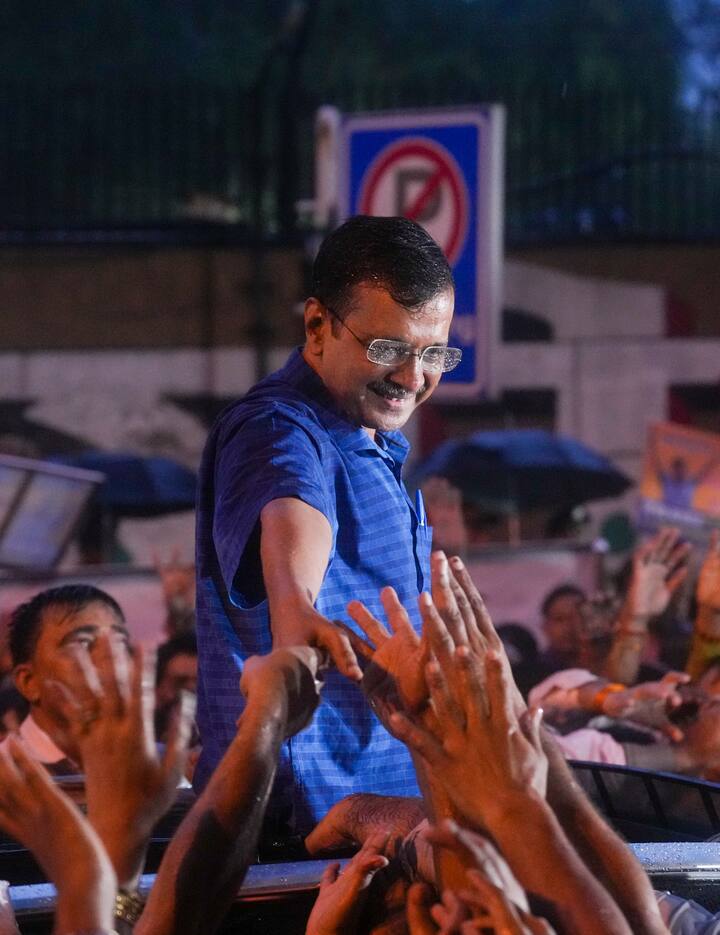 न्यायमूर्ति सूर्यकांत और न्यायमूर्ति उज्ज्वल भुइयां की पीठ ने केजरीवाल को 10 लाख रुपये के मुचलके और दो जमानत राशियों पर जमानत दी.