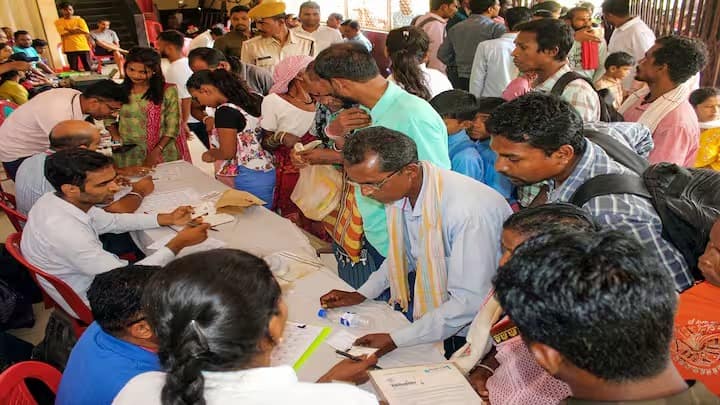 ইউনিক আইডেন্টিফিকেশন অথরিটি অফ ইন্ডিয়া (UIDAI) 10 বছর পর আধার তথ্য আপডেট করার পরামর্শ দেয়। এখানে আপনার বিবরণ এবং অন্যান্য পরিবর্তন সম্পর্কিত তথ্য আধারে আপডেট করতে হবে। কিন্তু প্রশ্ন উঠছে প্রতি 10 বছর পর পর আধার আপডেট করা প্রয়োজন কিনা। চলুন জেনে নিই এই বিষয়ে।