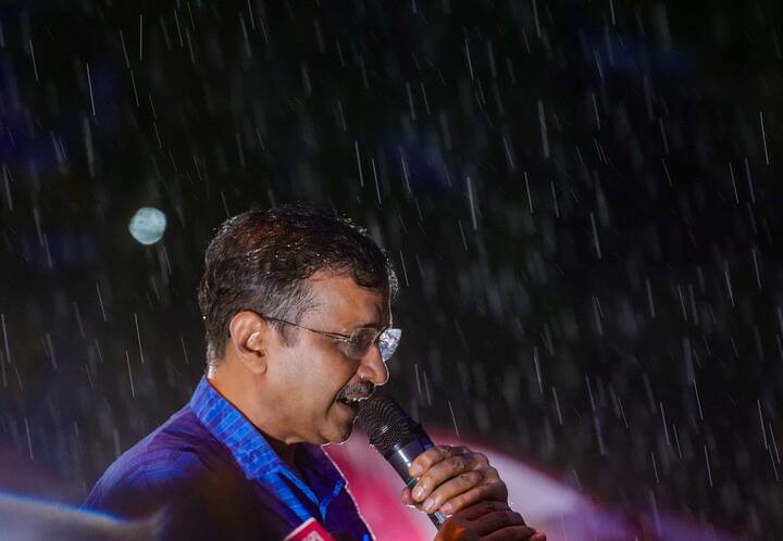 सुप्रीम कोर्ट ने शुक्रवार को कथित शराब नीति घोटाले में मुख्यमंत्री अरविंद केजरीवाल को जमानत दे दी थी. जेल से निलकते ही उन्होंने बारिश में ही कार्यकर्ताओं को संबोधित किया. इस दौरान उन्होंने अपना भाषण नहीं रोका.