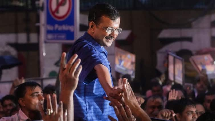 Delhi CM Arvind Kejriwal Walks Out Of Tihar Jail On Bail AAP Leaders Accord Rousing Welcome video Delhi CM Kejriwal Walks Out Of Tihar Jail On Bail: ‘Will Continue To Fight Against Anti-National Forces’ — WATCH