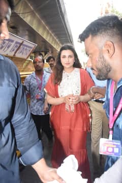 परिणीति चोपड़ा ने किए लालबागचा राजा के दर्शन, लाल शरारा सूट में दिखीं बला की खूबसूरत