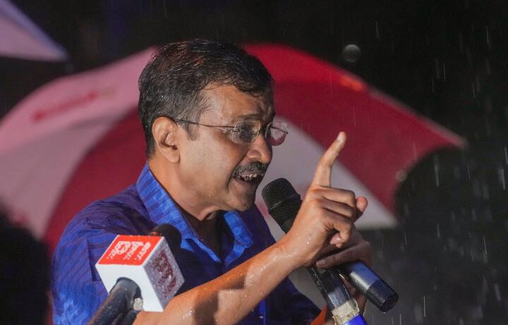 मुख्यमंत्री केजरीवाल ने आगे कहा कि मैं भगवान से प्रार्थना करता हूं कि जैसे आज तक ऊपर वाले ने मुझे रास्ता दिखाया, मुझे ताकत दी, ऐसे ही मुझे रास्ता दिखाता रहे, मैं देश की सेवा करता रहूं और ये जितनी भी राष्ट्र विरोधी ताकतें हैं. जो देश को बांटने का काम कर रही हैं, देश को अंदर से कमजोर करने का काम कर रही हैं, जिंदगी भर मैं इनके खिलाफ लड़ा हूं और ऐसे ही लड़ता रहूंगा.