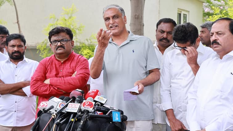 Revanth Reddy DGP attacked with Arekapudi Gandhi accuses Former Minister Harish Rao Harish Rao: అరెకపూడి గాంధీకి బందోబస్తు ఇచ్చి మాపై దాడులు చేయించారు - హరీశ్ రావు