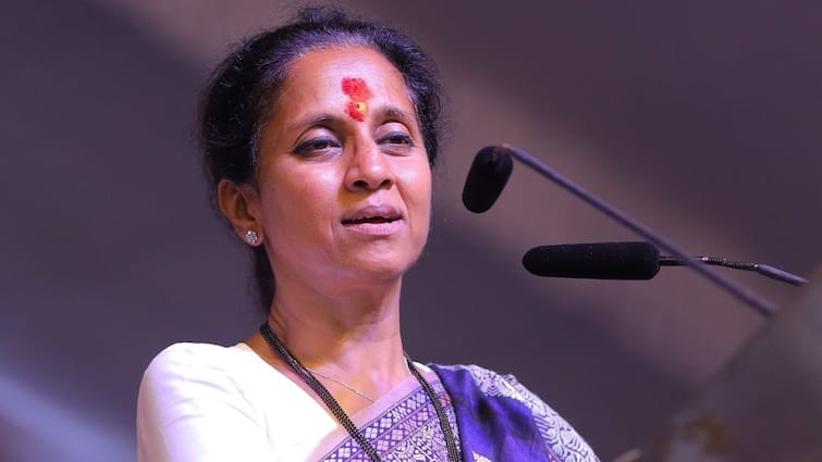 Supriya Sule attack on Mahayuti says ladki bahin yojana love after Lok Sabha result relationships are not formed for fifteen hundred rupees Supriya Sule on Ladki Bahin Yojana : लोकसभा निकालानंतर बहिणी लाडक्या झाल्या, पंधराशे रुपयात नाती निर्माण होत नाहीत; सुप्रिया सुळेंचा महायुतीवर हल्लाबोल