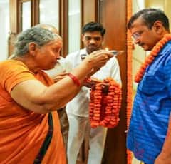 ਘਰ ਪਹੁੰਚਣ 'ਤੇ CM ਕੇਜਰੀਵਾਲ ਦਾ ਹੋਇਆ ਸਵਾਗਤ, ਮਾਤਾ-ਪਿਤਾ ਦੇ ਪੈਰ ਛੂਹ ਲਿਆ ਆਸ਼ੀਰਵਾਦ