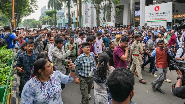 RG Kar Case Protests Amid CM Mamata-Protesters Impasse Senior Doctors Say If Junior Medics Are Suspended RG Kar Case: Amid CM Mamata-Protesters Impasse, Senior Doctors Say If Junior Medics Are Suspended...