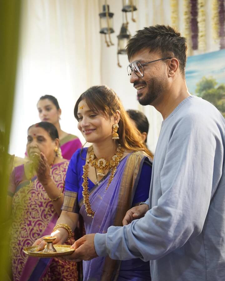 अशातच अभिनेत्री अंकिता लोखंडेच्याही घरी गणपती बाप्पाचं आगमन झालं असून तिच्या घरी गौरीचंही आगमन झालं आहे. तिने इन्स्टाग्रामवर गौरीची पुजा करताना खूप सुंदर फोटो शेअर केले आहे.