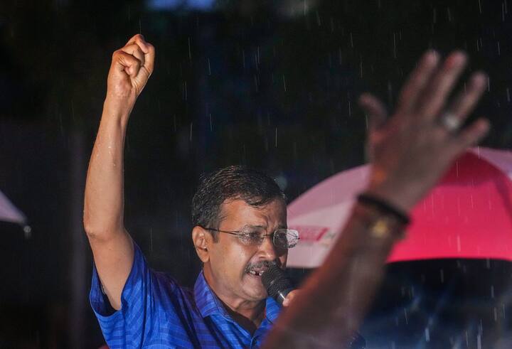 बता दें कि 21 मार्च को अरविंद केजरीवाल की गिरफ्तारी हुई थी. दस मई से एक जून तक की उन्हें अंतरिम जमानत दी गई थी.  शुक्रवार 13 सितंबर को सीएम केजरीवाल को सुप्रीम कोर्ट से जमानत मिल गई. मुख्यमंत्री कुल 156 दिन जेल में बंद रहे.