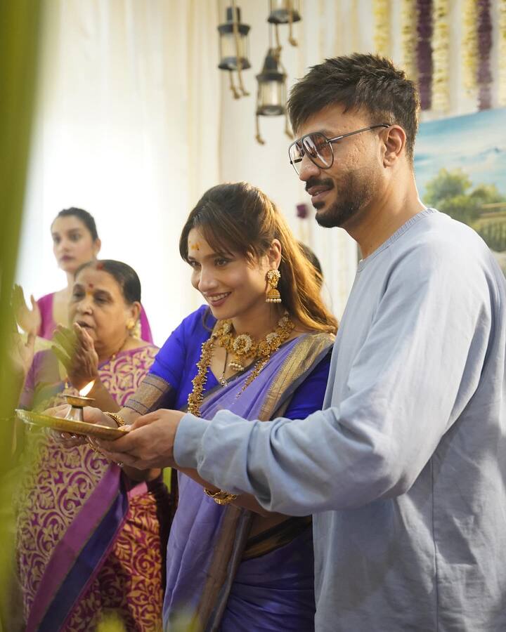 गौरी पूजनचे काही फोटो अभिनेत्रीने शेअर केले आहेत. अंकिता आणि विकीच्या लूकचे चाहते कौतुक करीत असून 'बेस्ट जोडी'म्हणून त्यांना म्हणत आहेत.