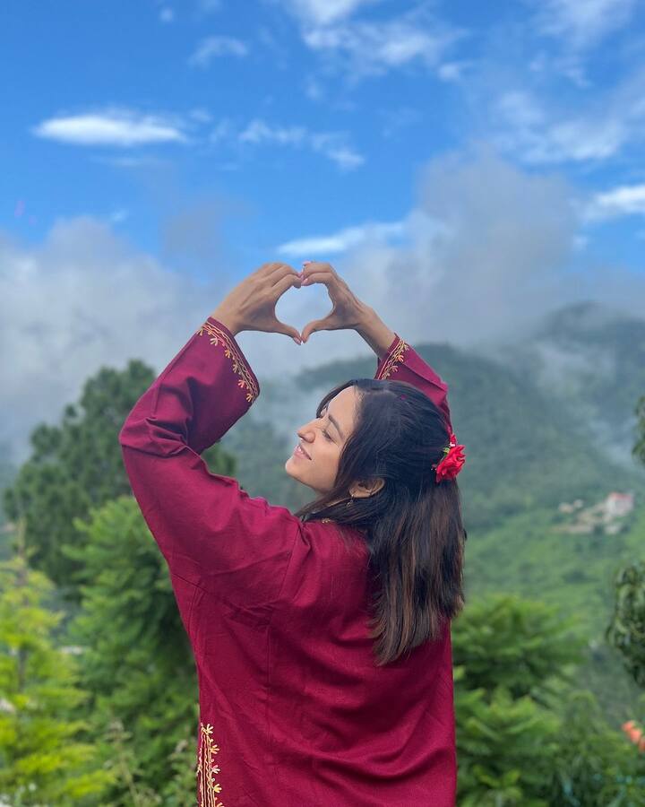 आशा नेगी ने पहाड़ियों में अपनी सहजता की झलकियाँ साझा कीं आशा अपनी बेस्ट फ्रेंड्स श्रेया शर्मा और निष्ठा शर्मा के साथ उत्तराखंड की यात्रा पर थीं। (सभी तस्वीरें: इंस्टाग्राम/@ashanegi)