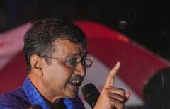 जेल से रिहा होने के बाद CM केजरीवाल की तस्वीरें, बारिश में भीगते रहे, नहीं रोका भाषण