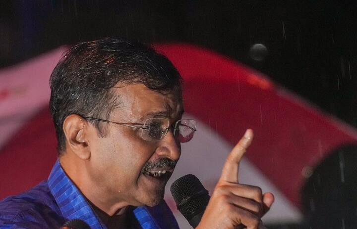 दिल्ली के मुख्यमंत्री अरविंद केजरीवाल शुक्रवार को तिहाड़ जेल से बाहर आ गए हैं. 177 दिन के बाद सीएम केजरीवाल जेल से निकले हैं.