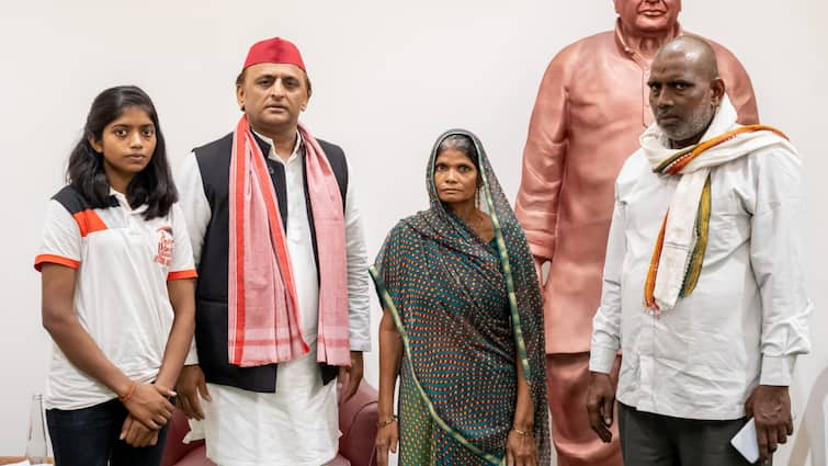 Akhilesh Yadav meet Mangesh Yadav family Samajwadi Party Chief Share Picture Sultanpur Encounter मंगेश यादव के परिजनों से अखिलेश यादव की मुलाकात, एनकाउंटर का जिक्र कर हुए भावुक