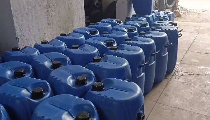 निकाकेम केमिकल कंपनी ही दिवसा सुरू असते रात्री कंपनी बंद असते. कंपनीच्या परिसरात ऑइलचे ड्रम ठेवण्यात आले आहेत.