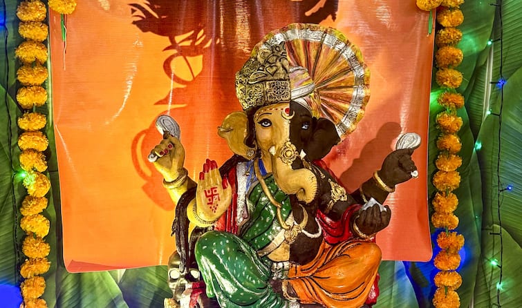 Mumbai news artist creates Ganesh idol in Ardhanari former Kolkata RG Kar Hospital doctor rape murder case Maharashtra news Mumbai Artist's Chocolate Ganesh Idol In 'Ardhanari' Form, A Message Against Crimes Like Kolkata Doctor’s Murder