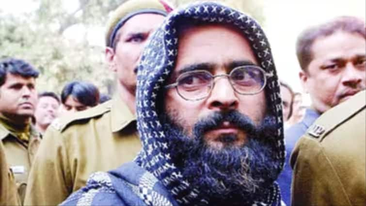 Jammu Kashmir Assembly Election 2024 Terrorist Afzal Guru brother Aijaz Guru filed nomination from Sopore seat Jammu Kashmir Election: अफजल गुरु के भाई ने ठोकी चुनावी ताल, उत्तरी कश्मीर के इस विधानसभा सीट से भरा पर्चा