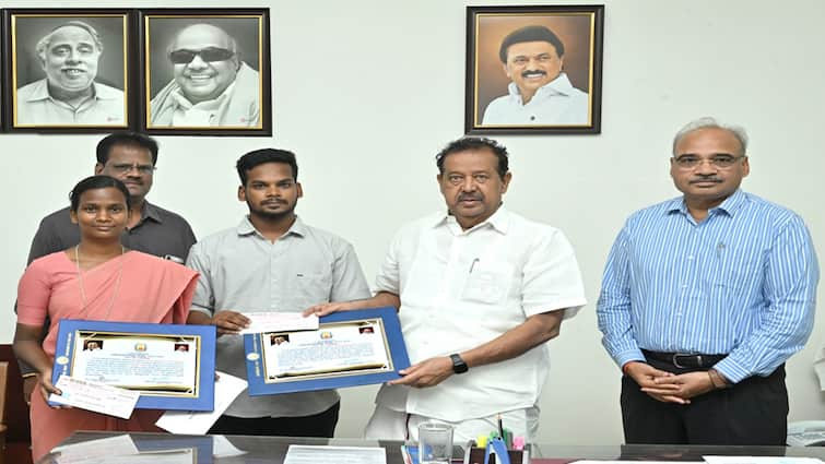 Bharathi Ilam Kavingnar Award One lakh Award By Minister Ponmudi பாரதி இளம் கவிஞர் விருதும், ஒரு இலட்சம் ரூபாய் பரிசுத் தொகையும் வழங்கிய அமைச்சர் பொன்முடி