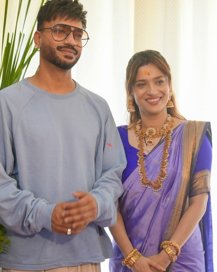 अभिनेत्री अंकिता लोखंडे कायमच इन्स्टाग्रामवर सक्रिय असते.  तिने चाहत्यांसोबत गौरी पुजन करतानाचे खूप सुंदर फोटो शेअर केले आहेत.