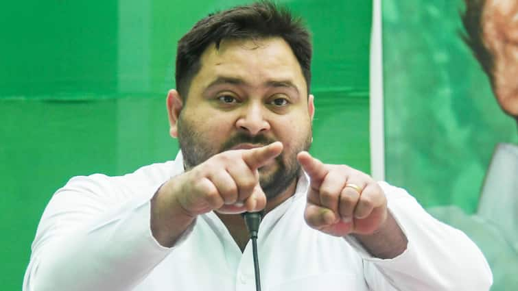 Tejashwi Yadav Fired on CM Nitish Kumar Without Taking Name of Anant Singh AK-47 Crime in Bihar अनंत सिंह का नाम लिए बिना नीतीश कुमार पर फायर हुए तेजस्वी यादव, CM को सुबह-सुबह खूब सुनाया