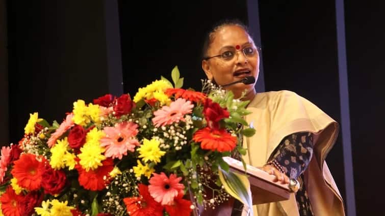 एकनाथ शिंदे की पार्टी शिवसेना की MLA यामिनी जाधव ने बांटे बुर्के, BJP बोली- 'तुष्टीकरण की राजनीति को...' Eknath Shinde Shiv Sena MLA Yamini Jadhav distributed burqas video viral BJP Reaction In Maharashtra एकनाथ शिंदे की पार्टी शिवसेना की MLA यामिनी जाधव ने बांटे बुर्के, BJP बोली- 'तुष्टीकरण की राजनीति को...'