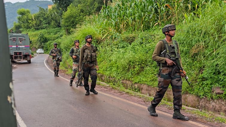 जम्मू-कश्मीर: किश्तवाड़ में आतंकियों के साथ मुठभेड़ में दो जवान शहीद, दो घायल