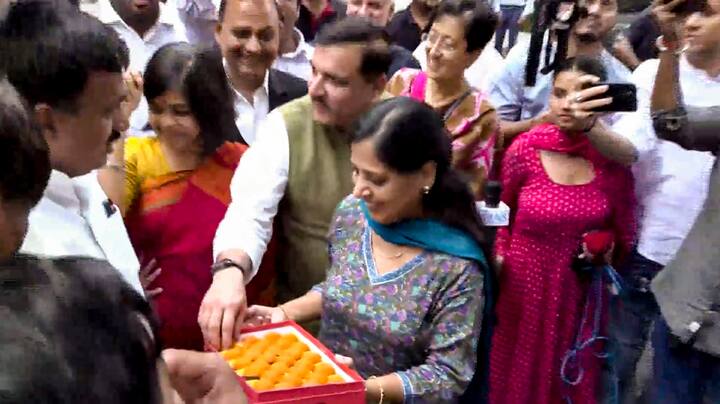 दिल्ली सीएम अब जेल से बाहर आ चुके हैं और पार्टी कार्यकर्ताओं और नेताओं में खुशी है. उनके बाहर आने के बाद निश्चित रूप से कार्यकर्ताओं मे नया जोश देखने को मिला है.